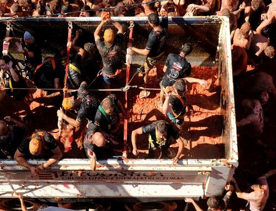 La Tomatina: सड़कों पर मस्ती का युद्ध, चारों तरफ टमाटर की फायरिंग