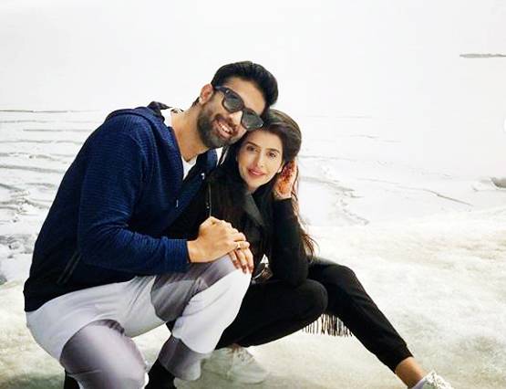 स्‍व‍िटजरलैंड की वादियों में राजीव-चारु का लिपलॉक, हनीमून की फोटोज वायरल