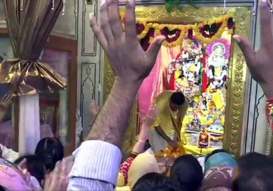 PHOTOS: देशभर में कृष्ण जन्माष्टमी की धूम, मंदिरों में उमड़े श्रद्धालु