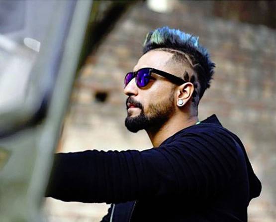 विक्की कौशल का लेटेस्ट हेयरस्टाइल, इस मॉनसून जरूर करें ट्राई