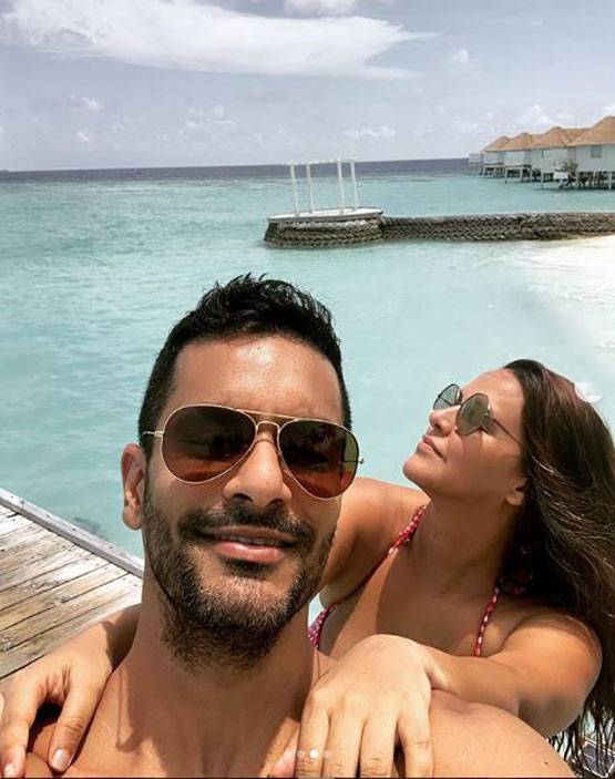 रेड बिकिनी में यूं जलवे बिखेर रहीं नेहा धूपिया, पति संग केमिस्ट्री