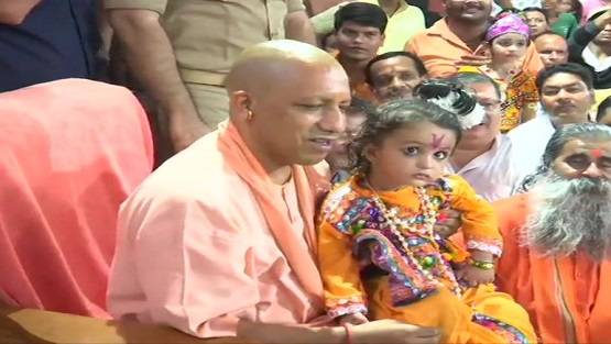कृष्ण जन्माष्टमी पर गोरखनाथ मंदिर पहुंचे योगी, बच्चों संग आए नजर