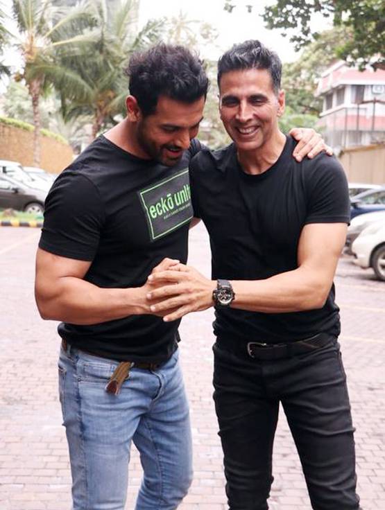फिल्म प्रमोशन के दौरान मिले अक्षय-जॉन, ऐसा रहा देसी बॉयज का रीयूनियन