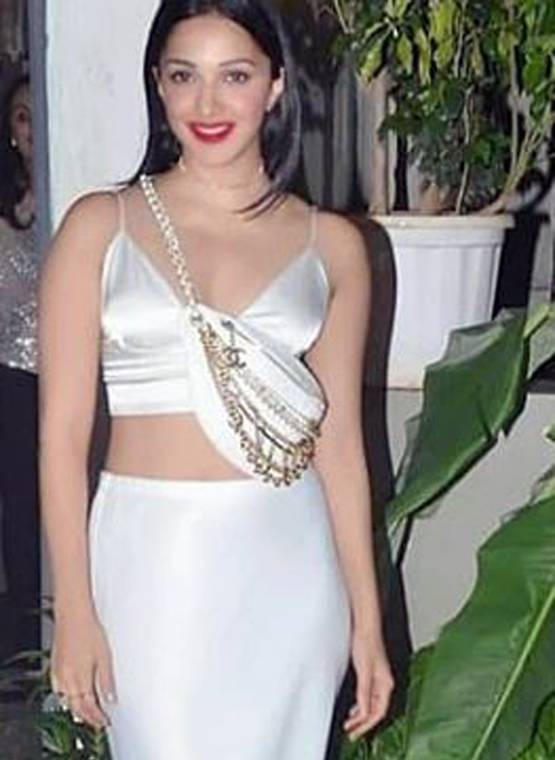 चर्चा में कियारा आडवाणी का पर्ल व्हाइट बैग, कीमत जान रह जाएंगे हैरान