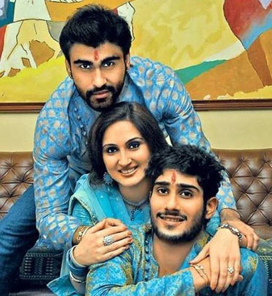 ये हैं बॉलीवुड के सौतेले भाई-बहन, एक-दूजे से करते हैं बेशुमार प्यार