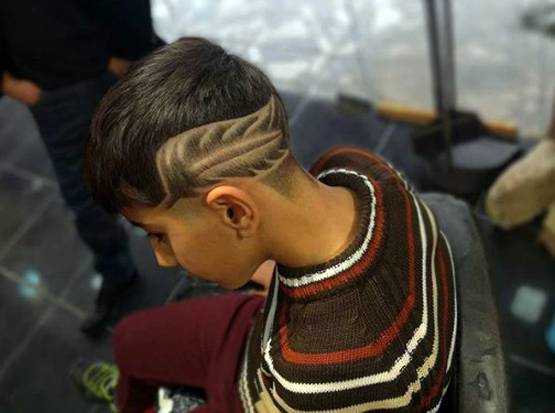 बार्बर नहीं जादूगर हैं ये जनाब, कैंची से बनाते हैं मेसी-रोनाल्डो की फोटो