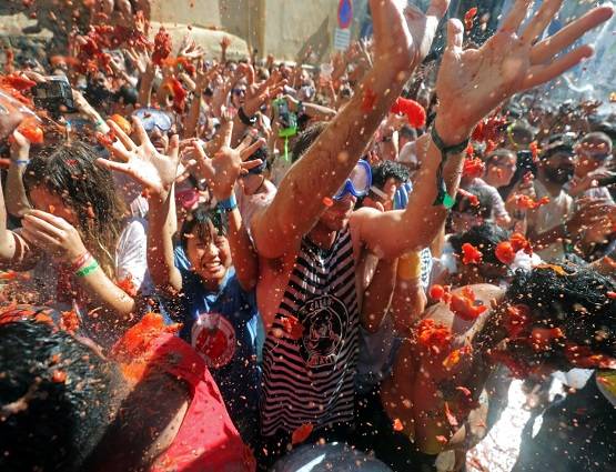 La Tomatina: सड़कों पर मस्ती का युद्ध, चारों तरफ टमाटर की फायरिंग