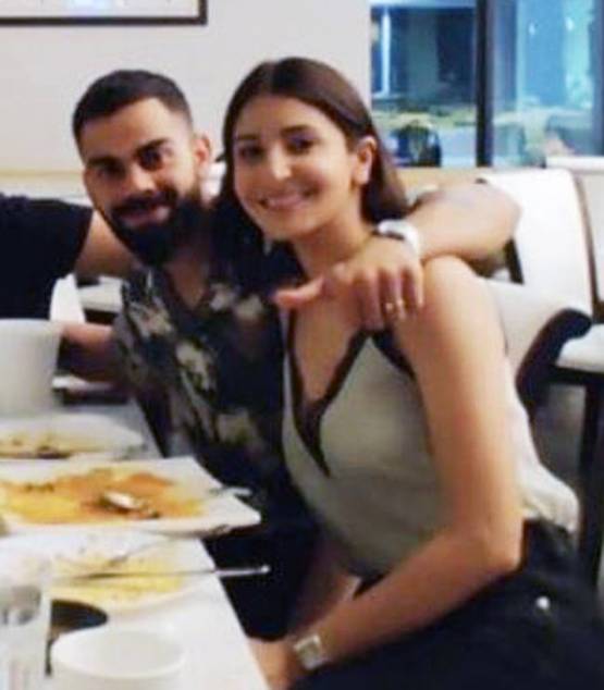फ्लोरिडा में हैंगआउट, फ्रेंड्स संग डिनर डेट पर गए विराट-अनुष्का