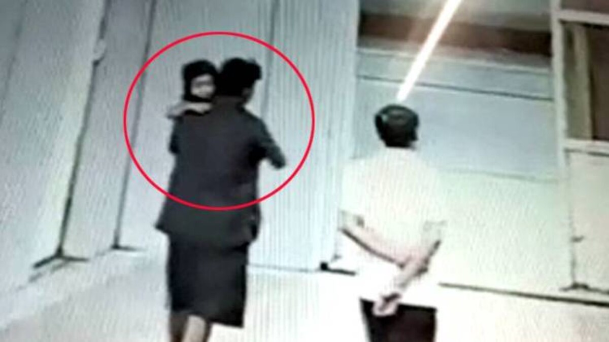 3 साल की बच्ची से बलात्कार का प्रयास, रोने लगी तो गर्दन ब्लेड से काटी, हत्यारा बाथरूम में शव छिपाया 3 साल की बच्ची से बलात्कार का प्रयास, रोने लगी तो गर्दन ब्लेड से काटी, हत्यारा बाथरूम में शव छिपाया