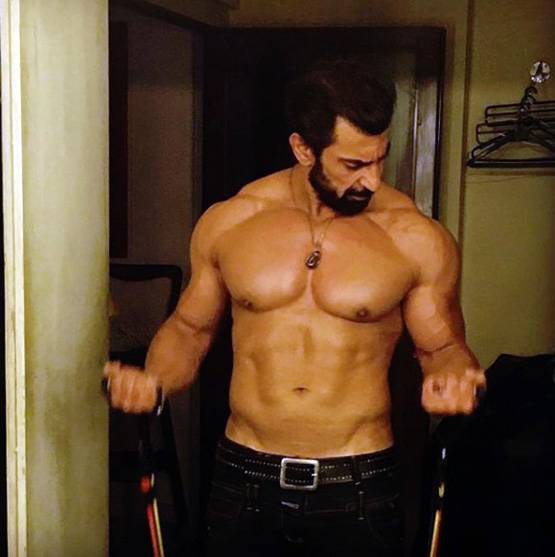 8 महीने में बनानी है नवाब शाह जैसी बॉडी? हफ्ते में 5 दिन करें ये एक्सरसाइज