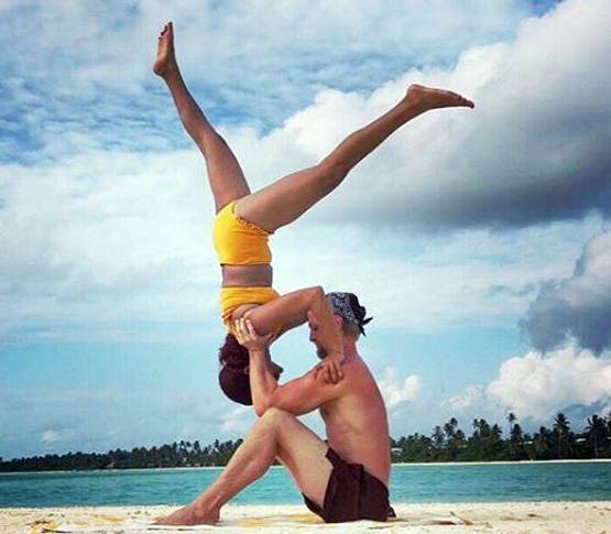 बिग बॉस फेम आशका ने टॉपलेस होकर किया योग, चर्चा में तस्वीर