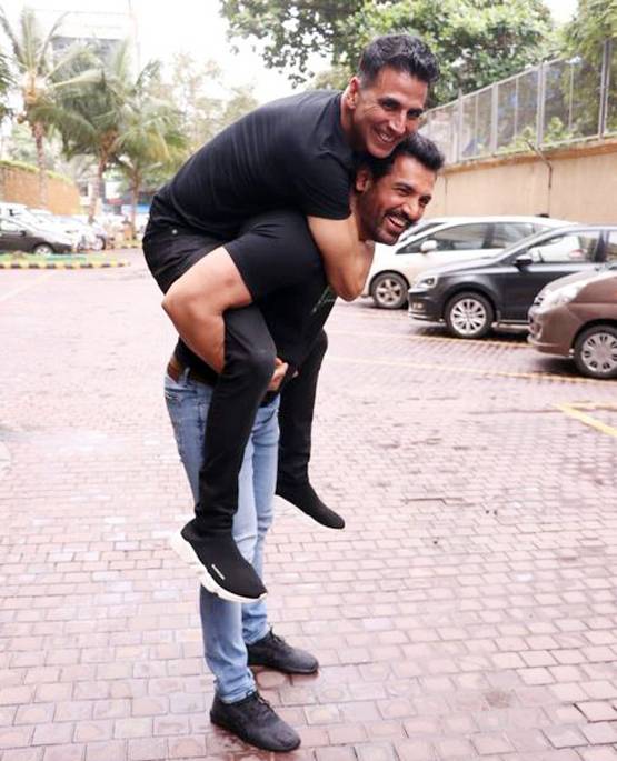 फिल्म प्रमोशन के दौरान मिले अक्षय-जॉन, ऐसा रहा देसी बॉयज का रीयूनियन