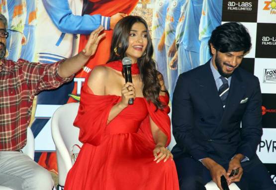 द जोया फैक्टर: ट्रेलर इवेंट में सोनम का ग्लैमरस लुक, रेड गाउन में आईं नजर