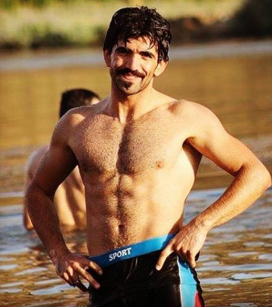 बार्बर नहीं जादूगर हैं ये जनाब, कैंची से बनाते हैं मेसी-रोनाल्डो की फोटो