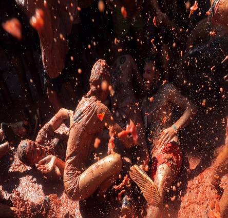 La Tomatina: सड़कों पर मस्ती का युद्ध, चारों तरफ टमाटर की फायरिंग