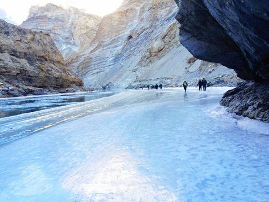 कम खर्च में कैसे पहुंचें लद्दाख? ये है घूमने का सही सीजन