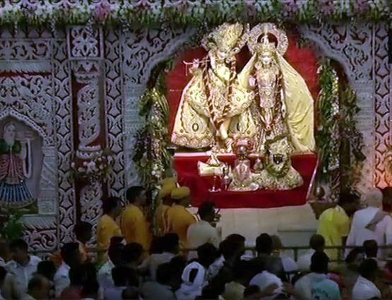 PHOTOS: देशभर में कृष्ण जन्माष्टमी की धूम, मंदिरों में उमड़े श्रद्धालु