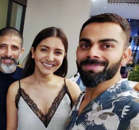 फ्लोरिडा में हैंगआउट, फ्रेंड्स संग डिनर डेट पर गए विराट-अनुष्का