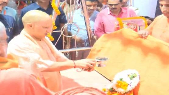 कृष्ण जन्माष्टमी पर गोरखनाथ मंदिर पहुंचे योगी, बच्चों संग आए नजर