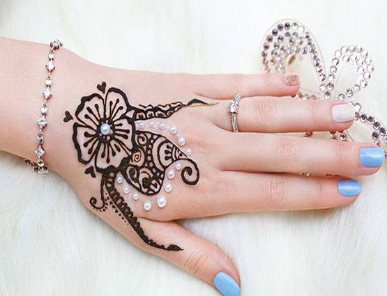 रक्षाबंधन पर ट्राई कीजिए मेहंदी के ये लेटेस्ट डिजाइन्स