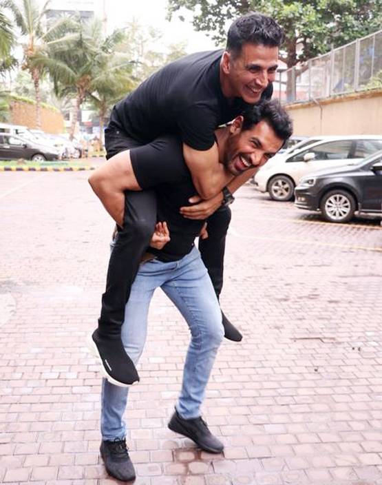 फिल्म प्रमोशन के दौरान मिले अक्षय-जॉन, ऐसा रहा देसी बॉयज का रीयूनियन