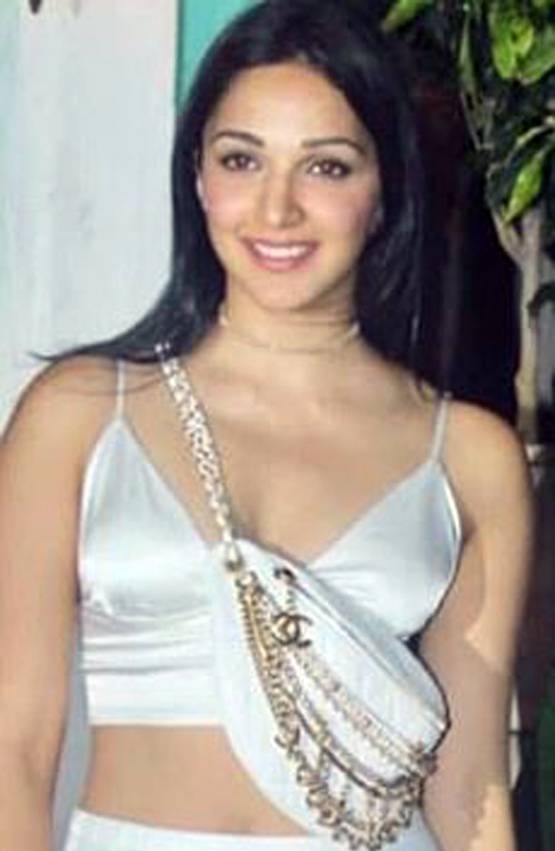 चर्चा में कियारा आडवाणी का पर्ल व्हाइट बैग, कीमत जान रह जाएंगे हैरान