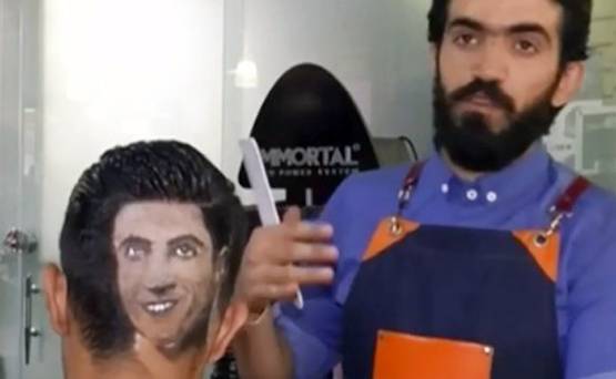 बार्बर नहीं जादूगर हैं ये जनाब, कैंची से बनाते हैं मेसी-रोनाल्डो की फोटो