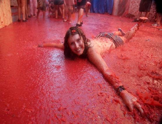 La Tomatina: सड़कों पर मस्ती का युद्ध, चारों तरफ टमाटर की फायरिंग