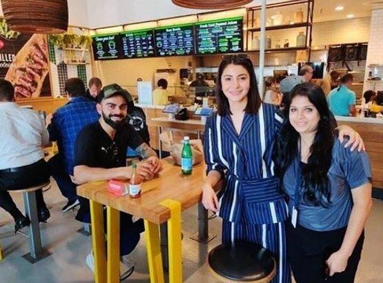 फ्लोरिडा में हैंगआउट, फ्रेंड्स संग डिनर डेट पर गए विराट-अनुष्का