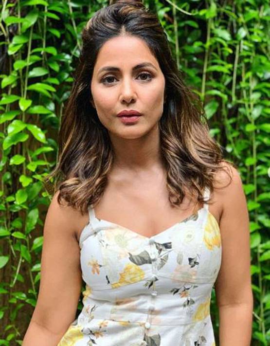 नो मेकअप लुक पर हिना खान ट्रोल, लोग बोले- बूढ़ी, मोहल्ले की आंटी आ गई