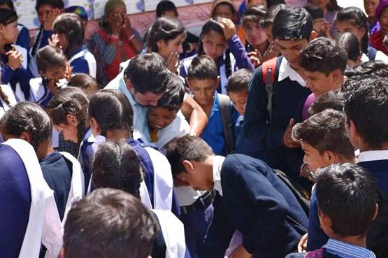 जब टीचर ने ली विदाई, तो रो पड़ा स्कूल का हर बच्चा, देखें-PHOTOS