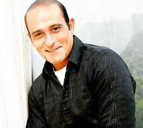 अक्षय खन्ना की तस्वीर देख हैरान हैं फैंस, बोले- ये क्या हो गया देखते-देखते