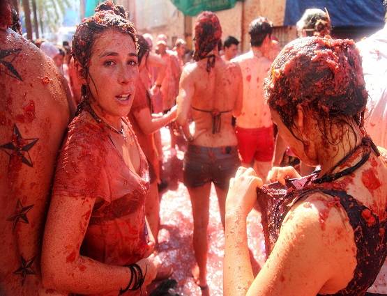 La Tomatina: सड़कों पर मस्ती का युद्ध, चारों तरफ टमाटर की फायरिंग