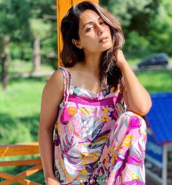 नो मेकअप लुक पर हिना खान ट्रोल, लोग बोले- बूढ़ी, मोहल्ले की आंटी आ गई