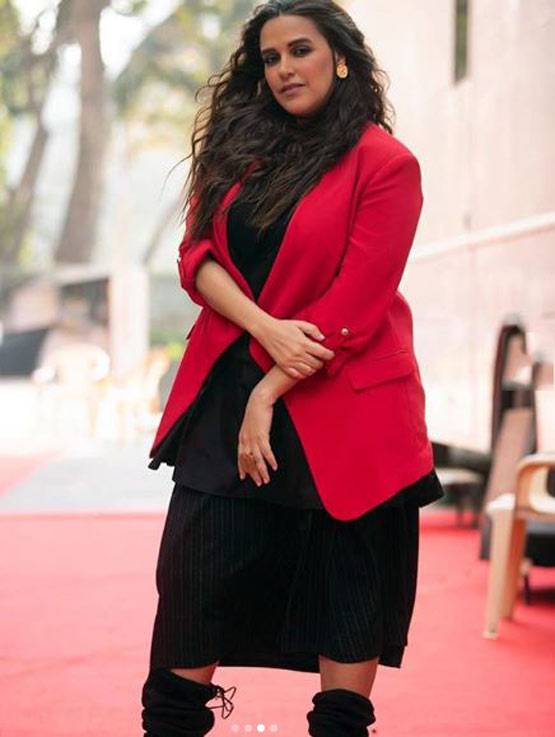 रेड बिकिनी में यूं जलवे बिखेर रहीं नेहा धूपिया, पति संग केमिस्ट्री