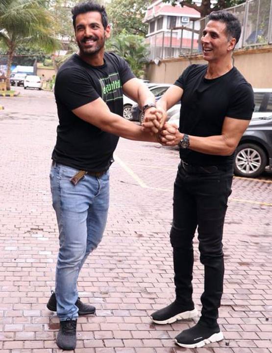 फिल्म प्रमोशन के दौरान मिले अक्षय-जॉन, ऐसा रहा देसी बॉयज का रीयूनियन