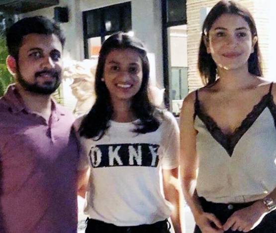 फ्लोरिडा में हैंगआउट, फ्रेंड्स संग डिनर डेट पर गए विराट-अनुष्का