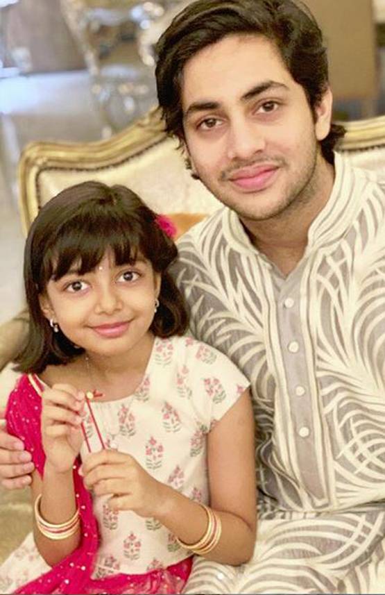 आराध्या बच्चन ने बुआ के बेटे को बांधी राखी, गजब है भाई-बहन की बॉन्डिंग