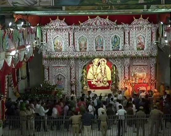 PHOTOS: देशभर में कृष्ण जन्माष्टमी की धूम, मंदिरों में उमड़े श्रद्धालु
