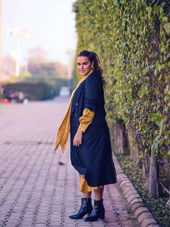 रेड बिकिनी में यूं जलवे बिखेर रहीं नेहा धूपिया, पति संग केमिस्ट्री