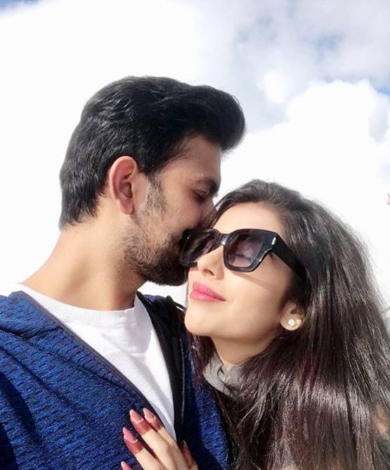 स्‍व‍िटजरलैंड की वादियों में राजीव-चारु का लिपलॉक, हनीमून की फोटोज वायरल