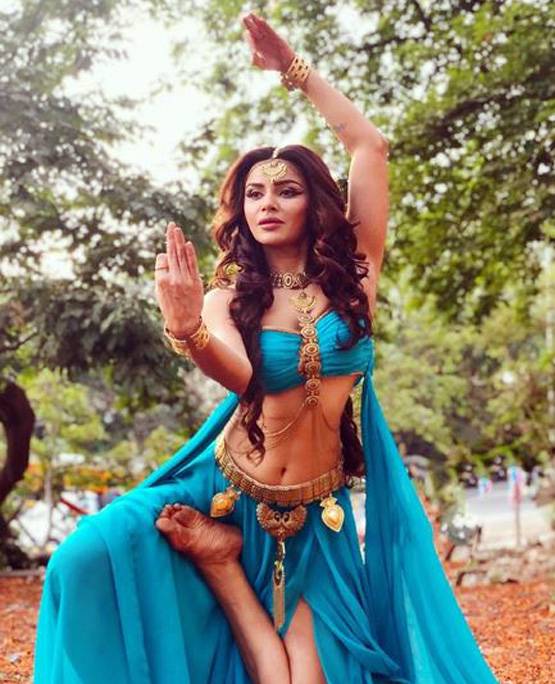 बिग बॉस फेम आशका ने टॉपलेस होकर किया योग, चर्चा में तस्वीर