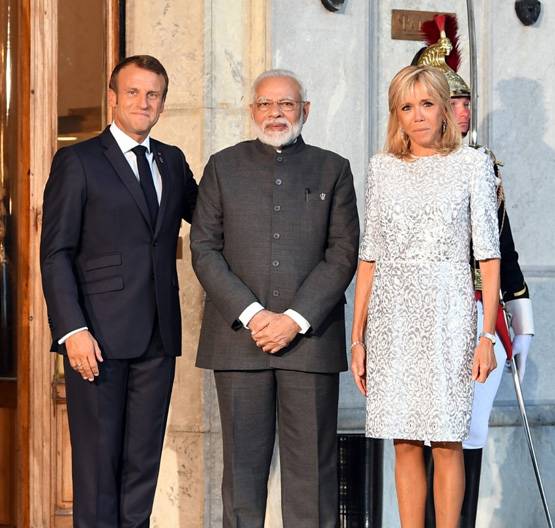 झप्पी के बाद अब थपकी, देखें- पीएम मोदी की विदेशी नेताओं संग डिप्लोमेसी