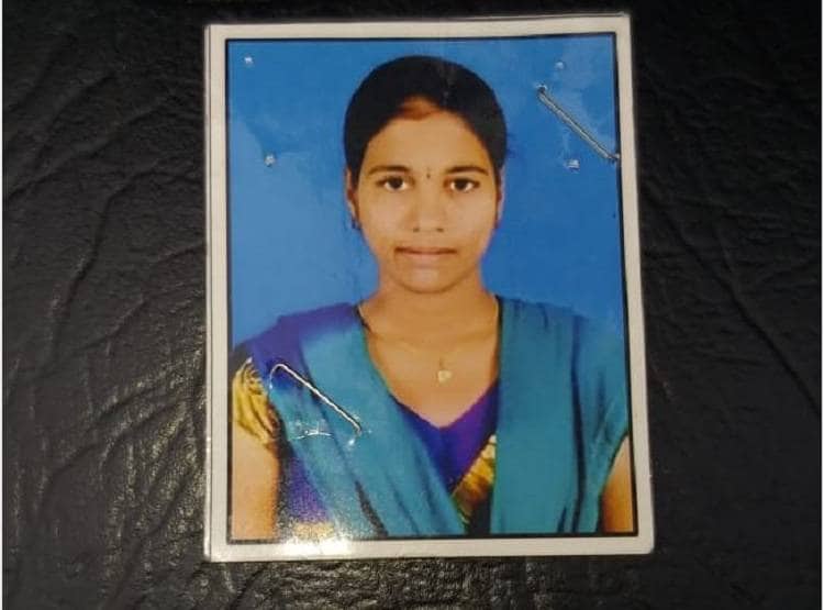 पत्नी को मार एक हाथ में कटा सिर, दूसरे में चाकू लेकर घूमता रहा पति