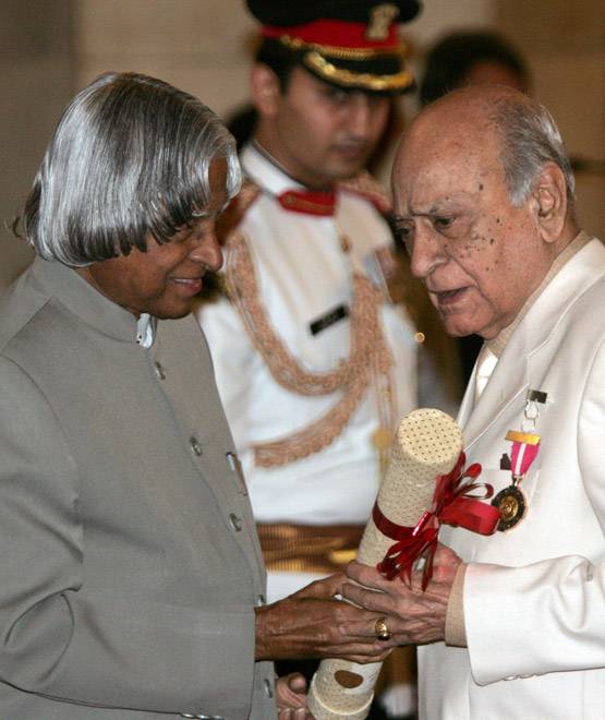 52 साल की उम्र में डेब्यू, गरीबी में कटा आखिरी वक्त, ऐसी थी ए के हंगल की जिंदगी