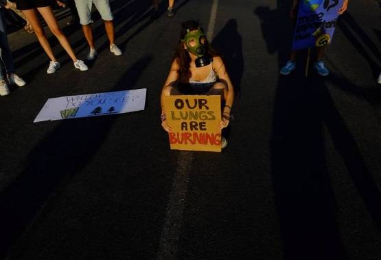 नहीं बुझ रही अमेजन जंगल की आग, दुनिया भर में शुरू हुआ प्रदर्शन