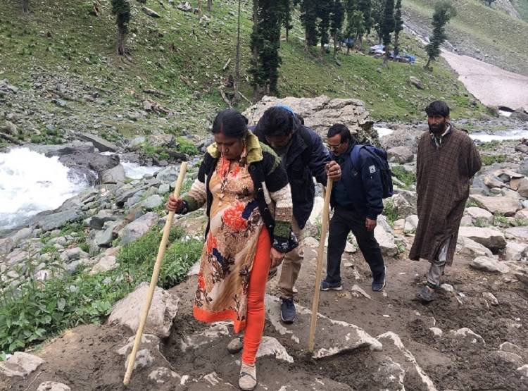 अमरनाथ यात्रा रोकी गई, देखें- कश्मीर से निकल रहे हैं तीर्थयात्री