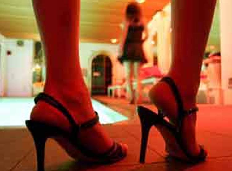 एस्कॉर्ट सर्विस का नंबर गूगल पर ढूंढा, Whatsapp पर बात, लुटा युवक