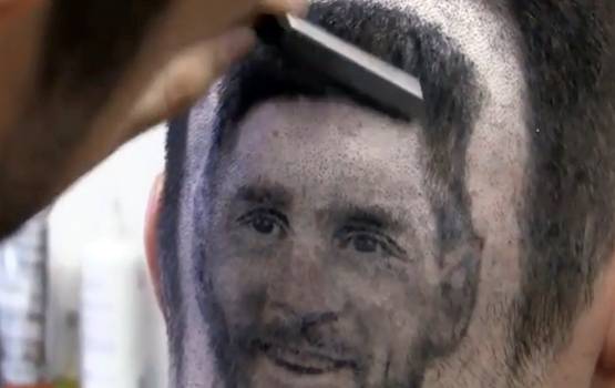 बार्बर नहीं जादूगर हैं ये जनाब, कैंची से बनाते हैं मेसी-रोनाल्डो की फोटो