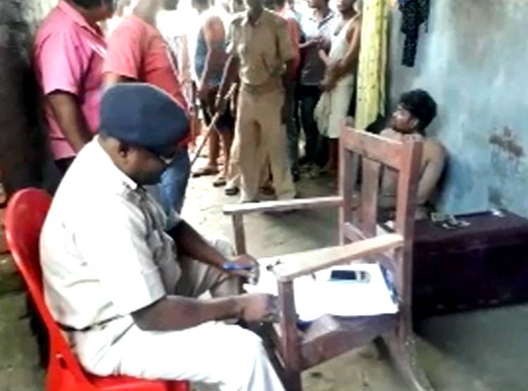 पत‍ि पहुंचा, दरवाजे के पीछे छ‍िपा था प्रेमी, 'कर्ज' वसूलने आता था घर